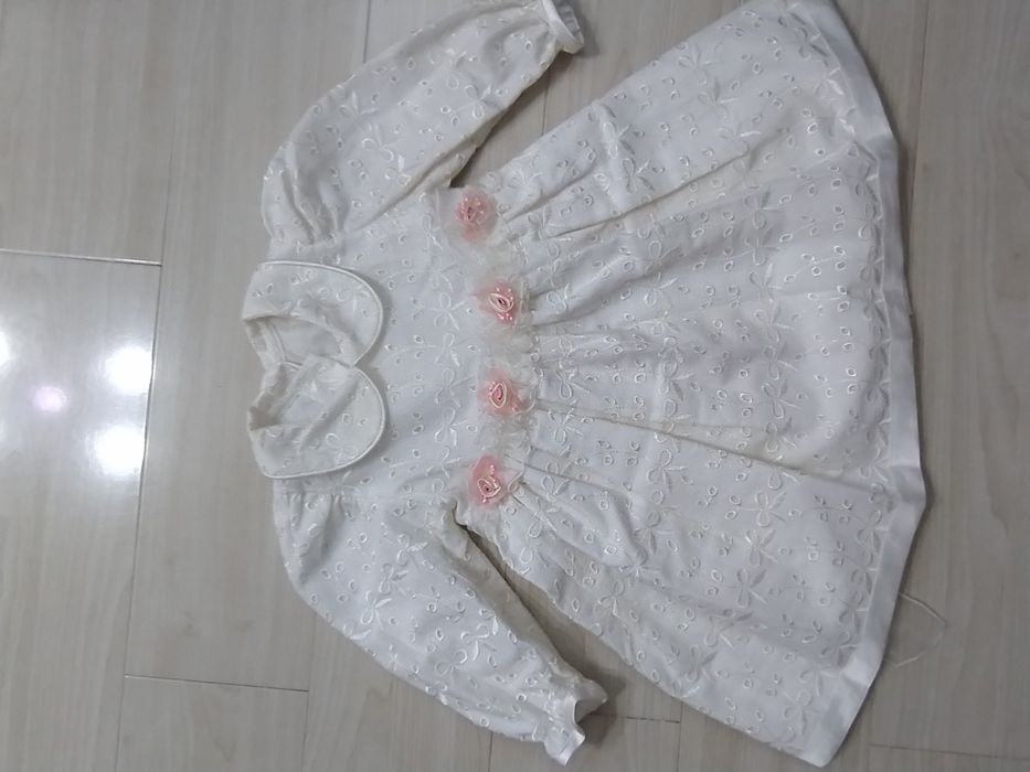Doua rochițe elegante , 7-8luni,ambele 120 lei