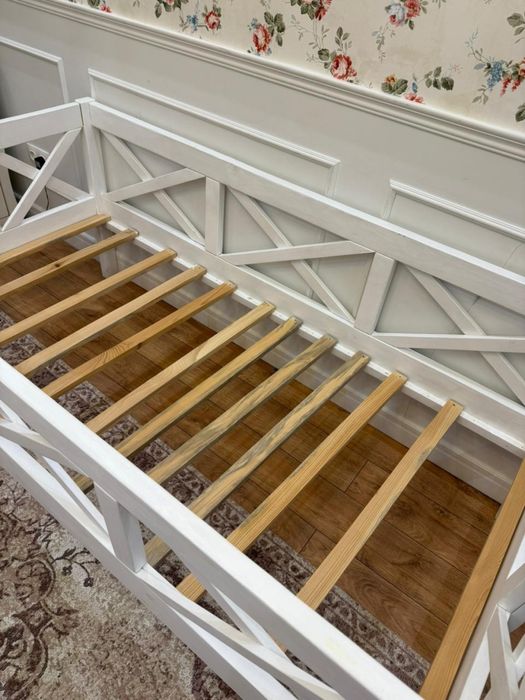 Кровать, натуральное дерево