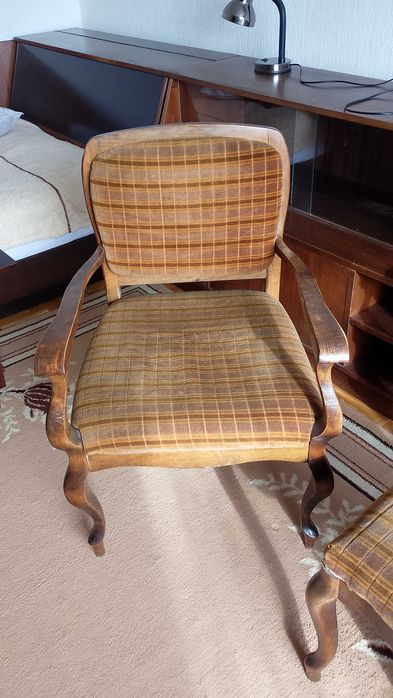 Ретро канапе с фотьойли и табуретки, орех