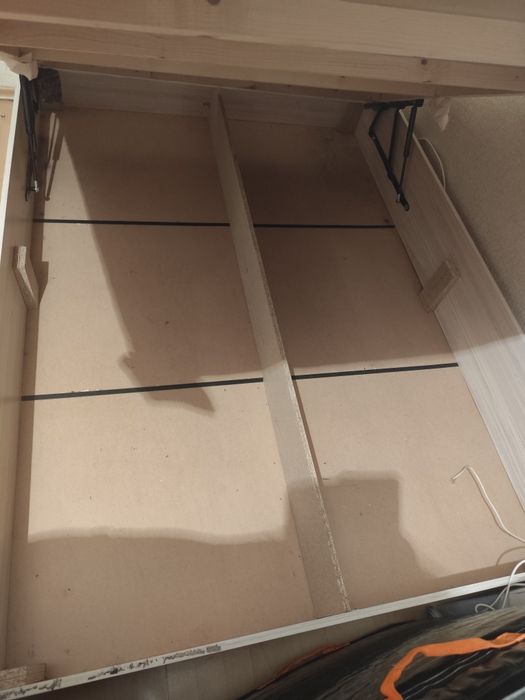 Продавам спалня с матрак и механизъм за повдигане.