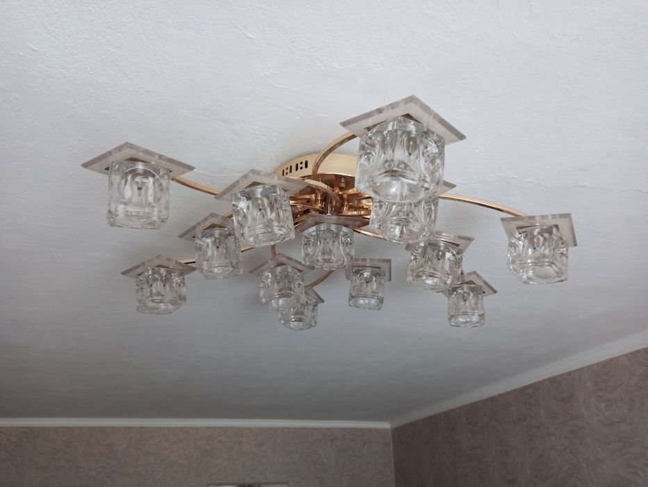 Срочно! Продам люстру.