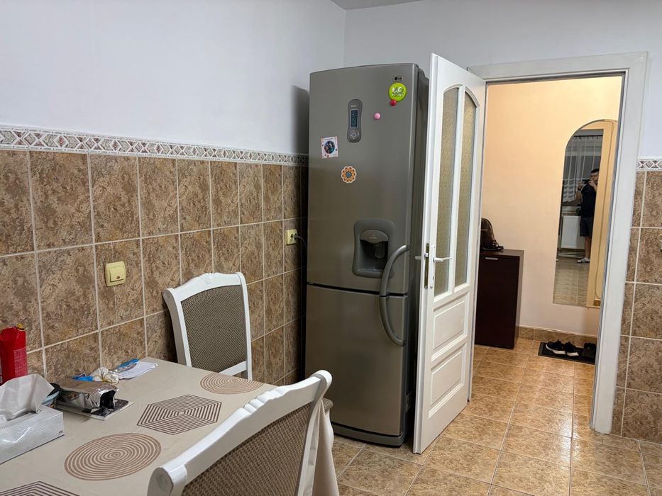 Inchiriez apartament cu 3 camere