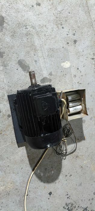 Vând motor trifazic cu cutie condensatori pentru funcționare la 220 v