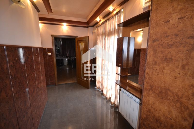 Продава се уникален многостаен апартамент в кв. Каменни Хасково