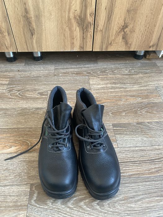 Продаю спец обувь 43 размер , и весы !