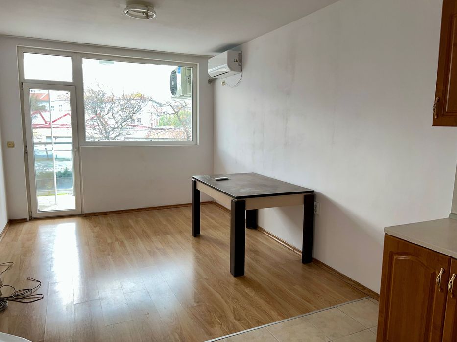 Тристаен апартамент Лазур Частично обзаведен