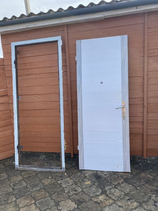 Продам входную железную дверь