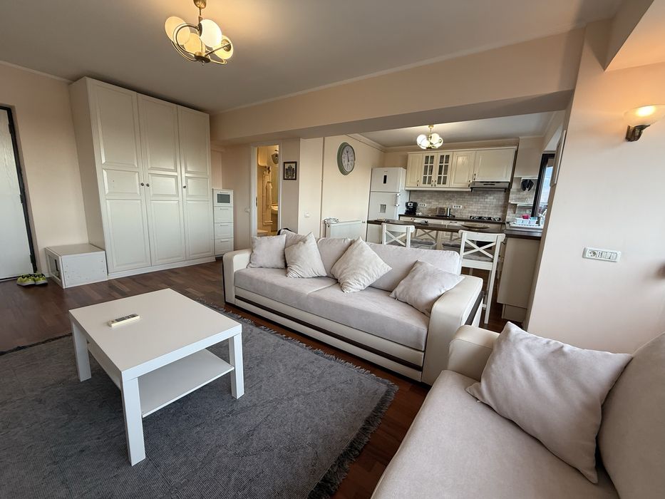 Apartament tip penthouse în piața romană