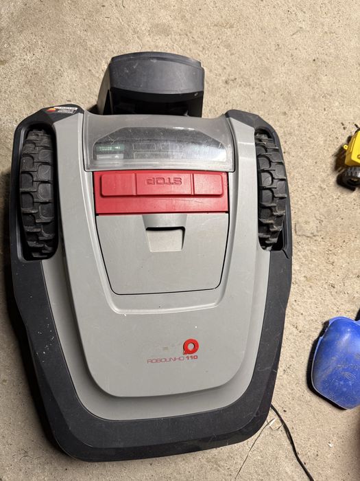Robot de tuns iarba cu statie