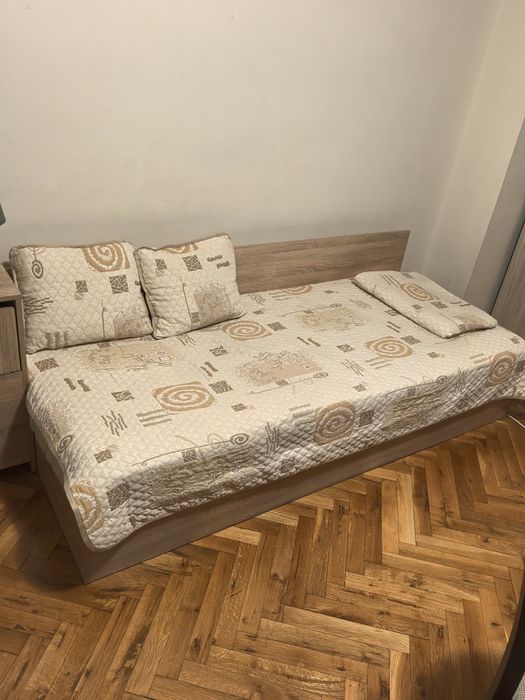 Продавам легло с повдигащ механизъм и матрак