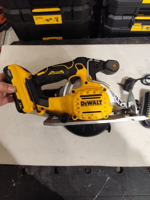 Като НОВ  безчетков ръчен циркуляр Девалт DeWALT DCS565 комплект