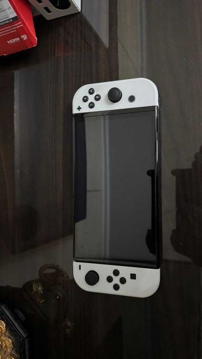 Nintendo Switch OLED (белый) — идеальное состояние