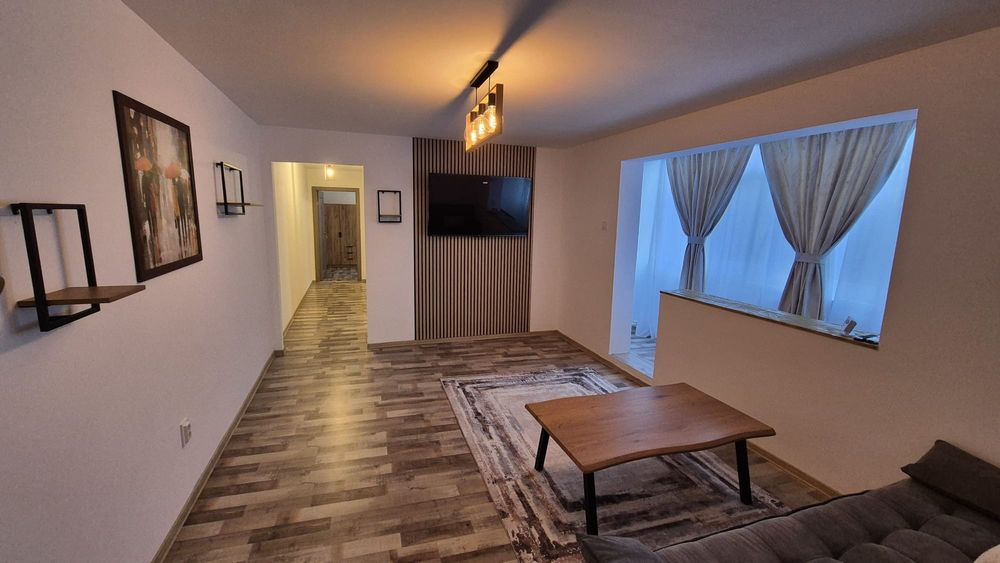 Apartament 3 camere de închiriat în Podul de Piatră, prima inchiriere