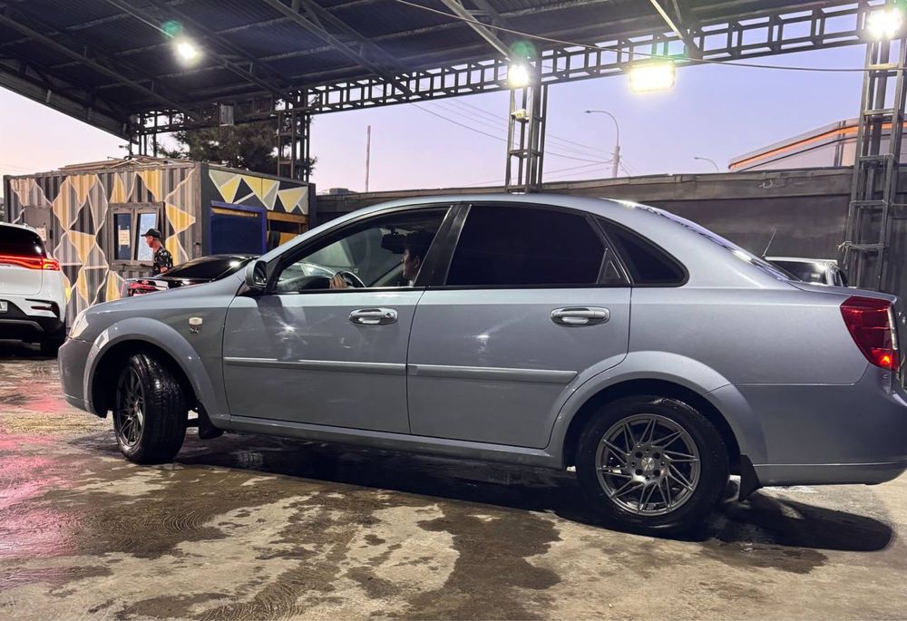 Продает lacetti 1,8 с малым пробегом