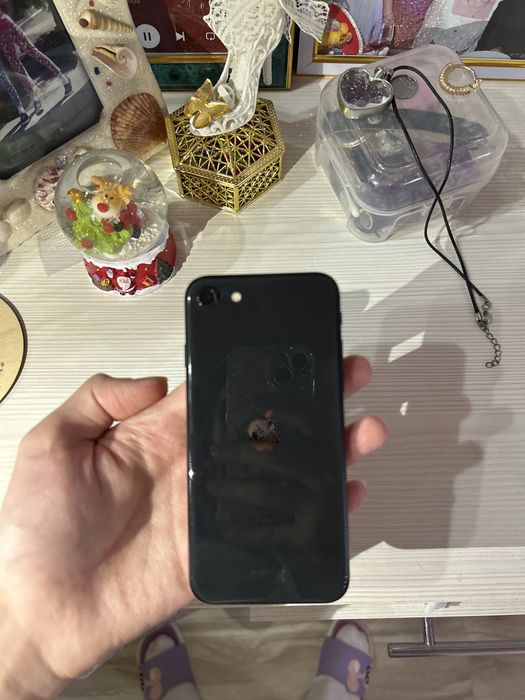 Iphone SE 2020 •