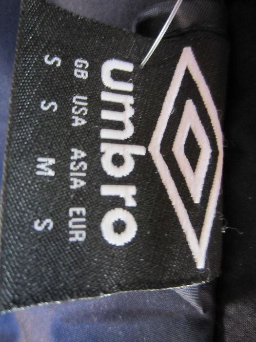 Geaca iarna Umbro,masura S-M,groasa, poliester, gluga, stare f.buna