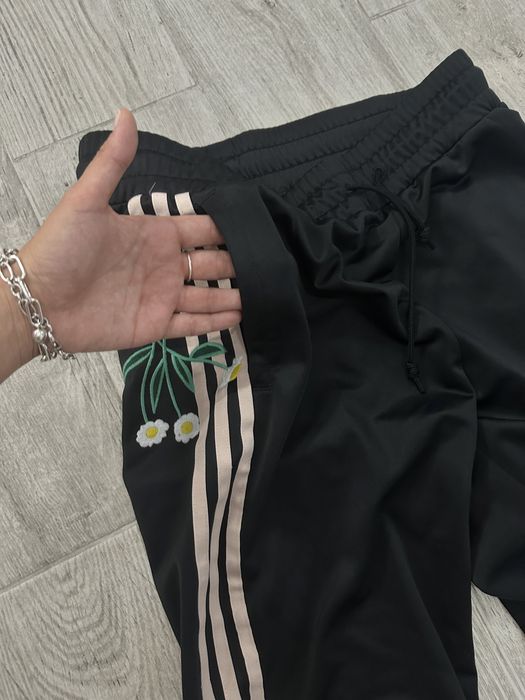 Pantaloni sport adidas cu broderie