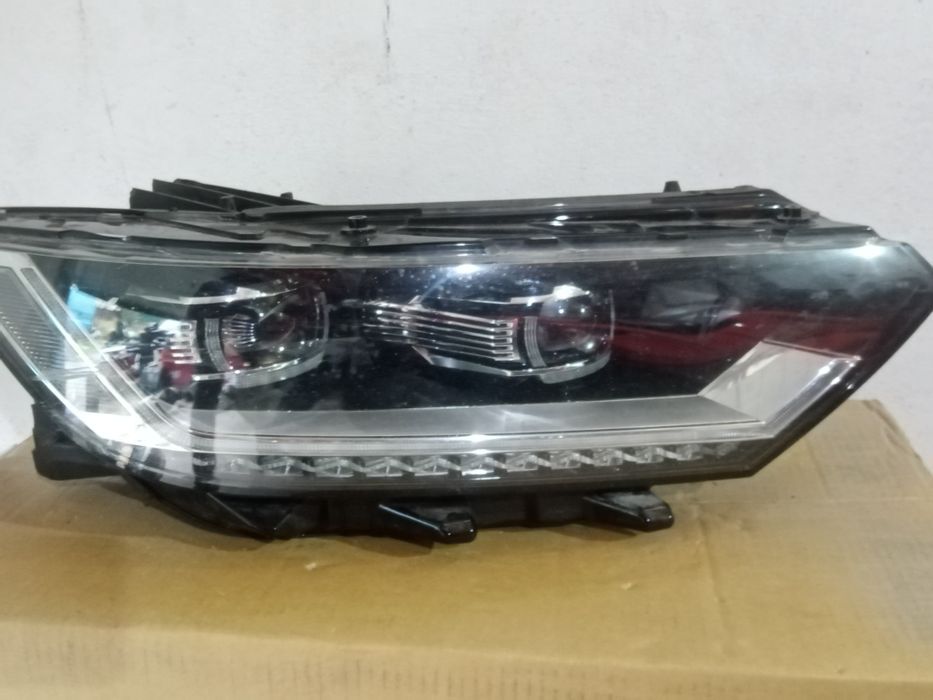 Vând far bixenon vw Passat