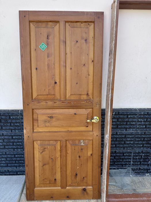 Продаю дверь деревянную с косяком, готова к установке