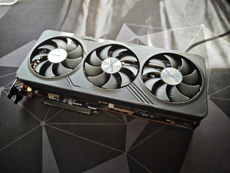 Видео карта AMD Radeon RX 7800 XT - силно запазена с 2 години гранция