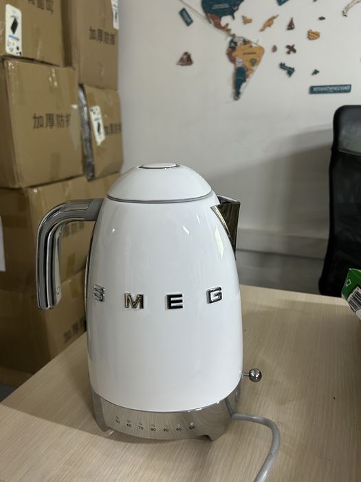 Smeg чайник белый