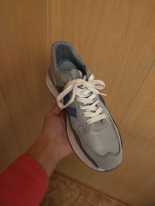 Женские кроссовки