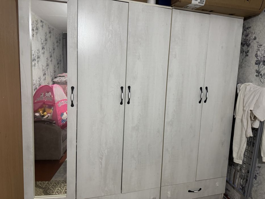 Белый шкаф для одежды.