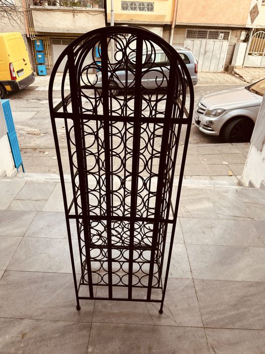 Масивен шведски винен шкаф от желязо за 45 бутилки