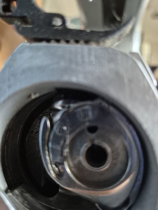 Продаю 2 швейные  машины..250кл.