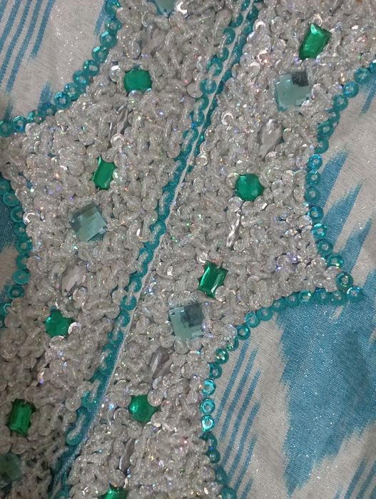 Adras ansambli kiyim muncholari ruchnoy tikilgan