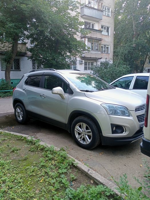 автомобиль шевроле трекер