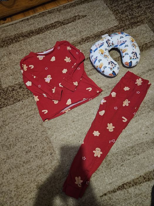 Пижама и възглавница за път