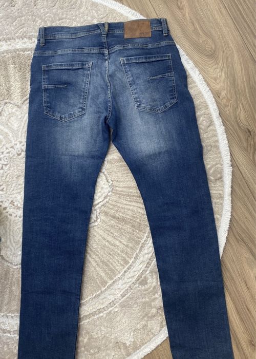 Vand blugi albaștrii sau negri baieti