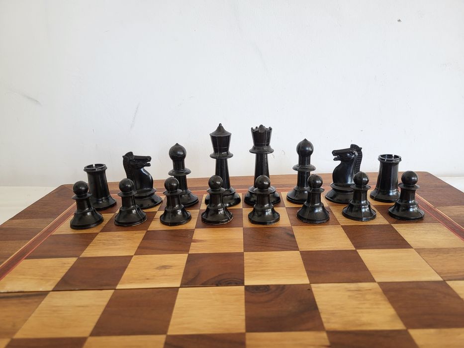 #1 Стар масивен дървен шах