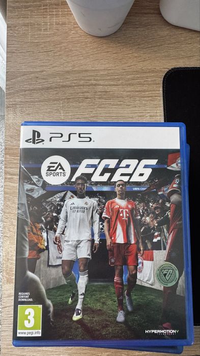 Playstation 5 с три контролера