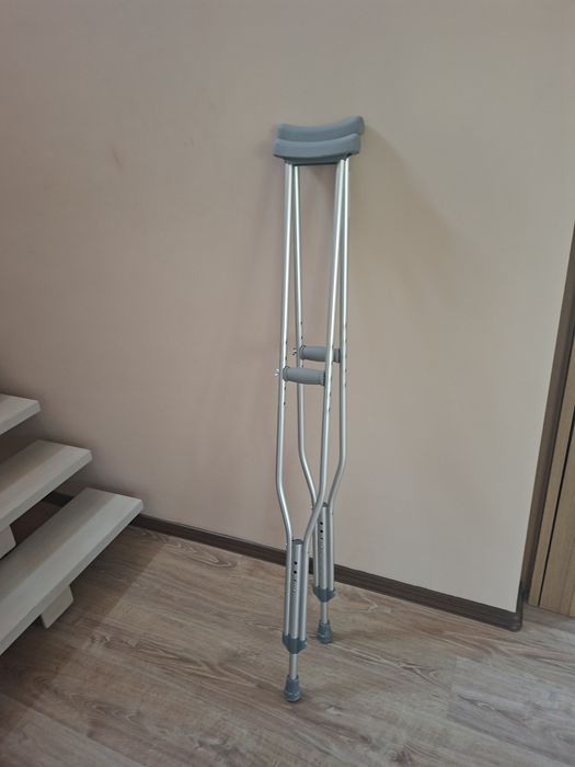 Ортопедичен ботуш и патерици