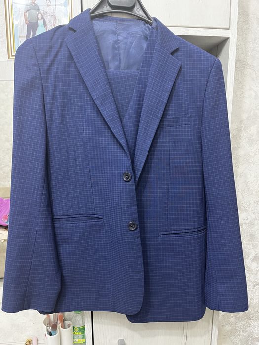 Продам костюм школьный на мальчика 36 размер примерно на 8-10 лет.