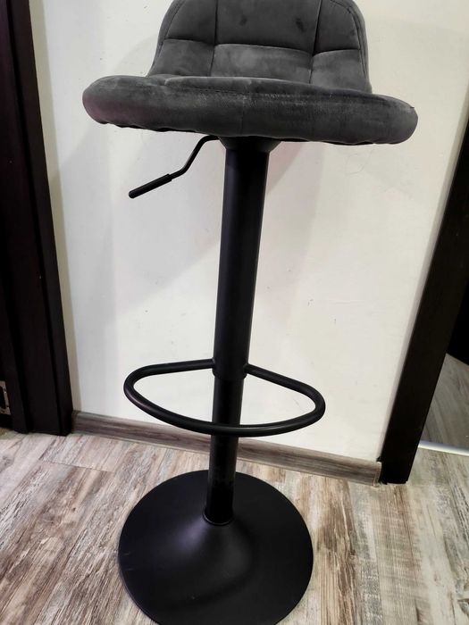 Плюшени столове за бар плот