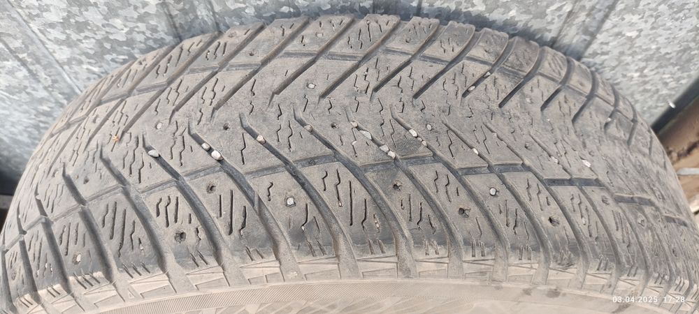 Зимние шины 215/65/16.