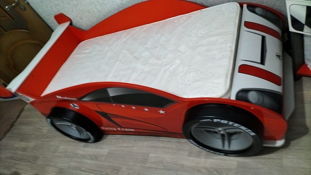 Детская кровать в виде машинки