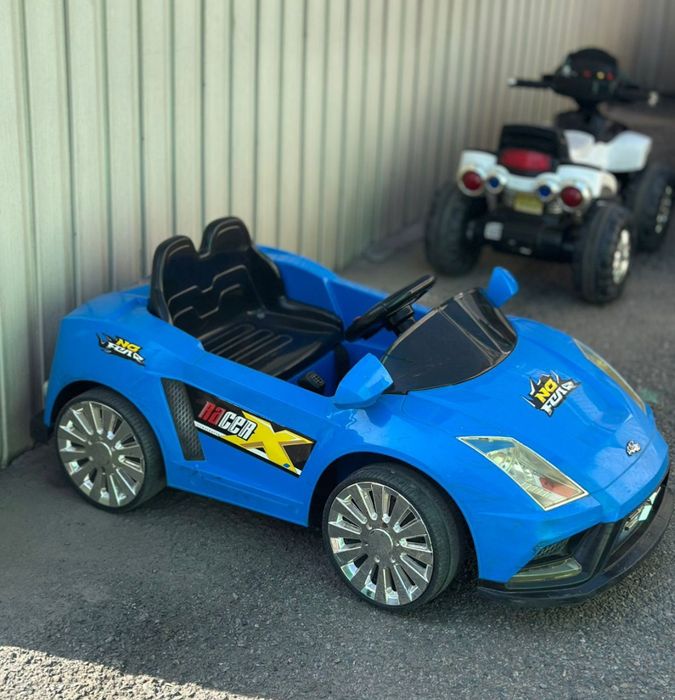 Продам электро машинку с пультом