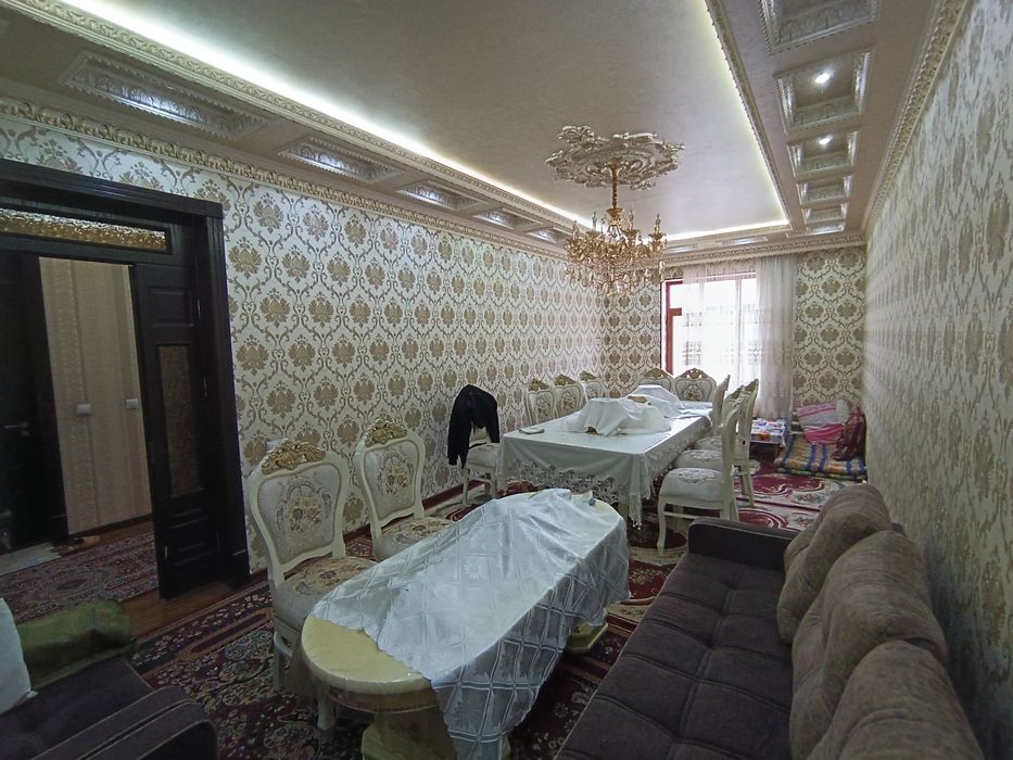 Уй сотилади, Зангиота туманида, Ёш ленинчида