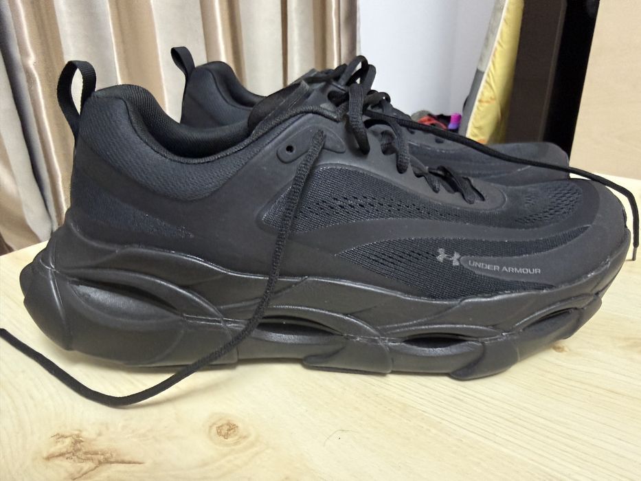 Under armour  hallo racer marimea 45,5 nu sunt purtati