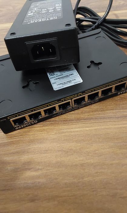 Switch de rețea NETGEAR, model GS308EPP, cu 8 porturi.