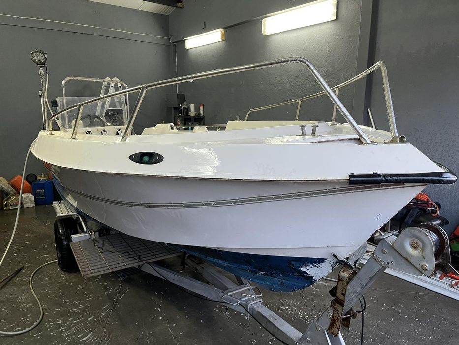 Лодка с мотор и колесар