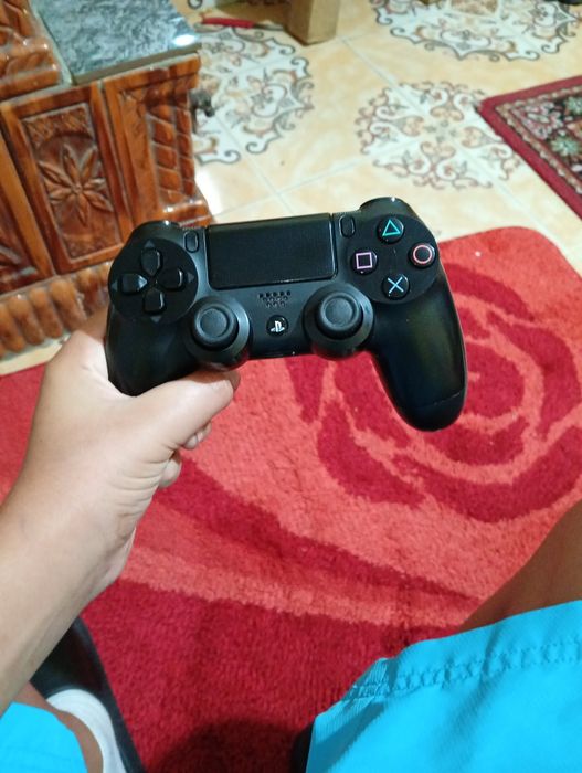 Vind PS4 slim 850lei va și nou