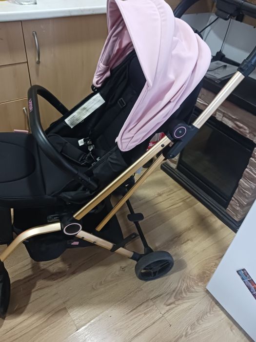 Бебешка розова количка