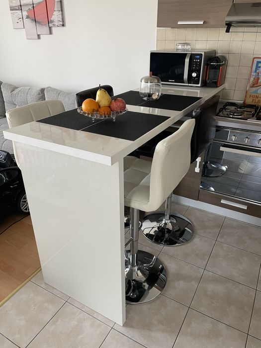 4 scaune de bar . 2 albe + 2 maro. Reglabile pe inaltime