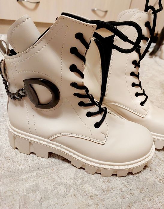 Продам ботинки женские