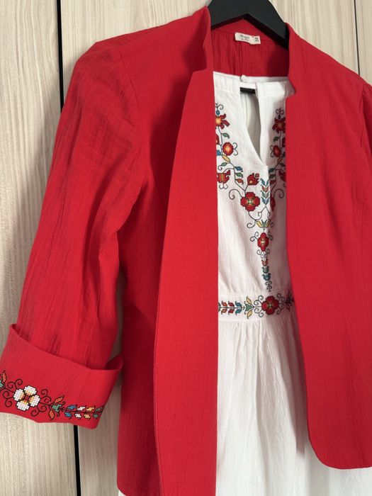 Бяла рокля с шевици и червено сако